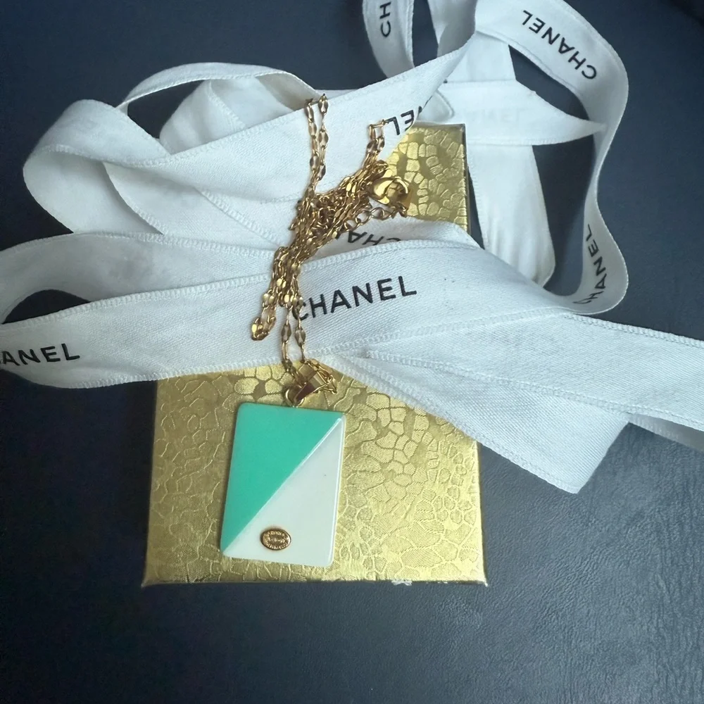 Chanel Vintage very rare pendant withCC Logo two tones blue and white gold Stamp - Picture 3 of 8